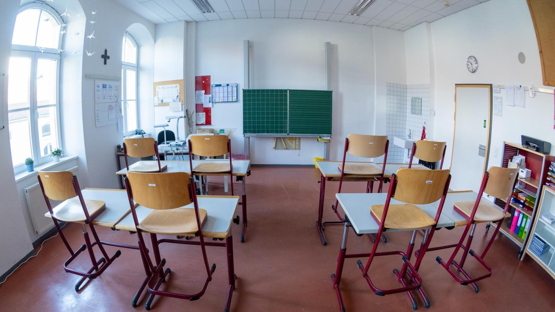 Ein leeres Klassenzimmer in einer Schule im bayerischen Straubing der Papst Benedikt Schule.