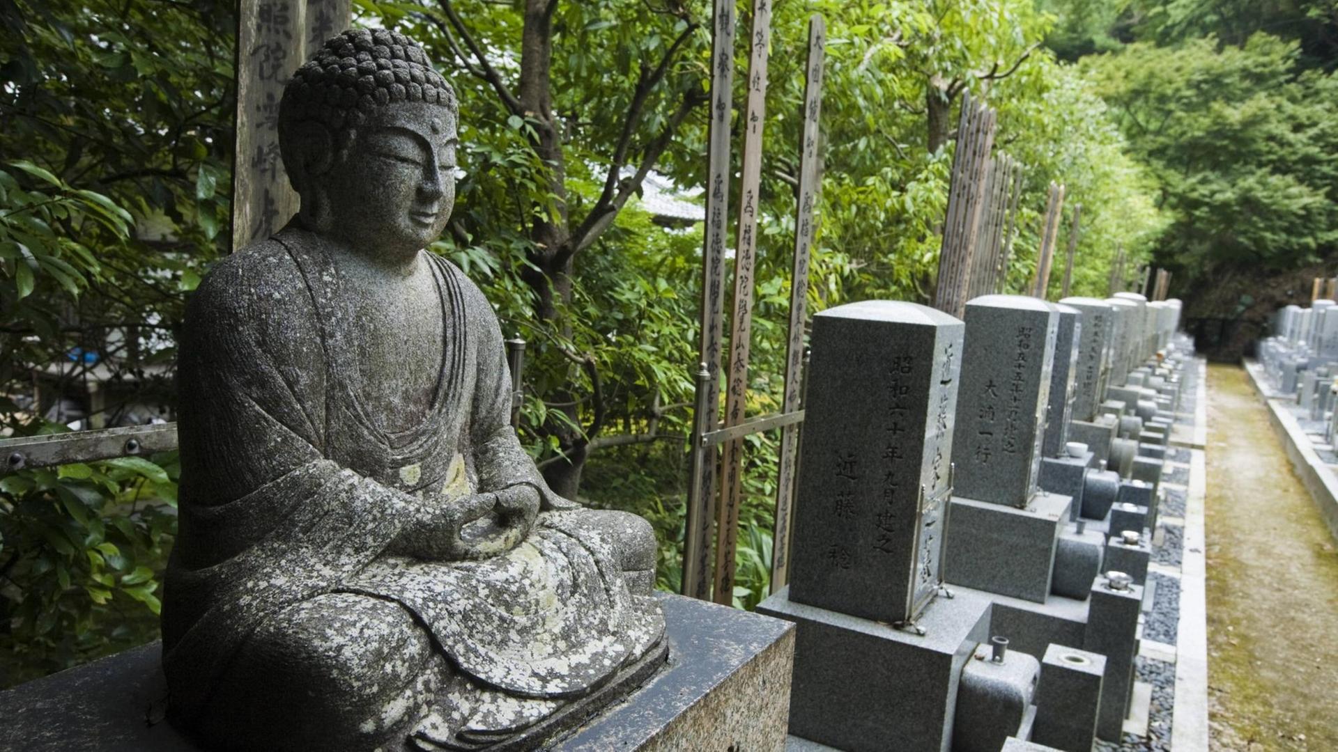 Steinerne Buddhafigur auf dem Friedhof von Nanzen-ji in der japanischen Stadt Kyōto, einem der bekanntesten Tempel des Rinzai-Zen. Der Rinzai-Zen ist eine Lehrtradition des Zen-Buddhismus. Steinerne Buddhafigur auf dem Friedhof von Nanzen-ji in der japanischen Stadt Kyōto, einem der bekanntesten Tempel des Rinzai-Zen. Der Rinzai-Zen ist eine Lehrtradition des Zen-Buddhismus.
