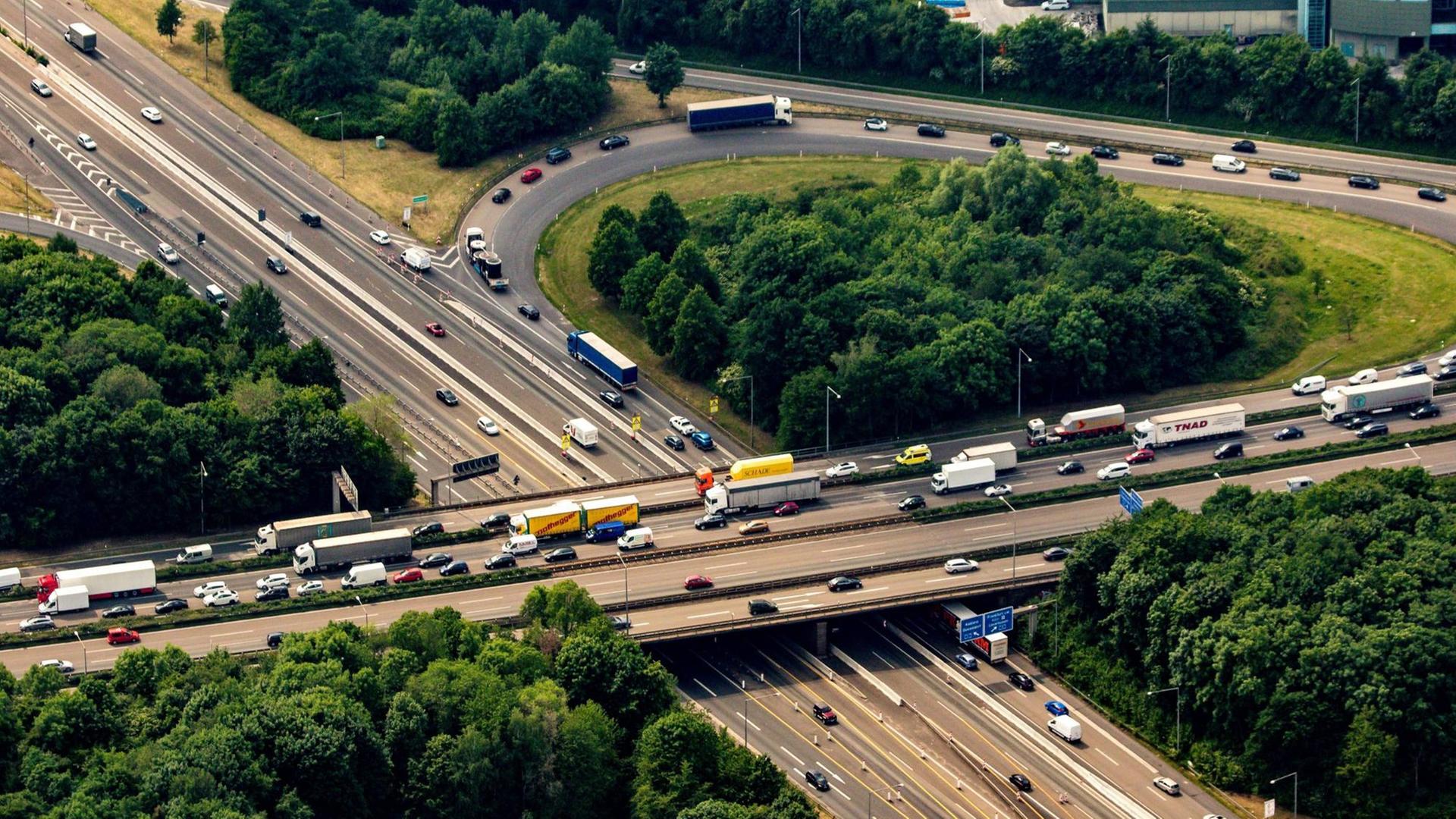 Luftaufnahme eines Staus auf der A3 am Autobahnkreuz Leverkusen Luftaufnahme eines Staus auf der A3 am Autobahnkreuz Leverkusen