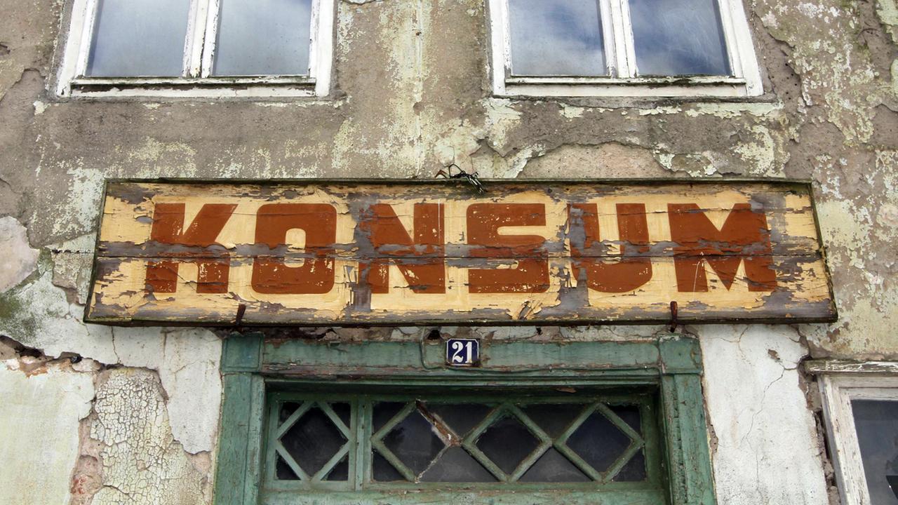 Alte Konsum-Fassade im Stadtzentrum von Triebsees im Landkreis Vorpommern Alte Konsum-Fassade im Stadtzentrum von Triebsees im Landkreis Vorpommern