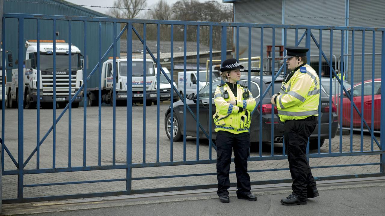 Polizisten stehen vor einem Parkplatz in der Ashley Wood Recovery Garage in Salisbury, wo das Auto des Spions Sergej Skripal geparkt war Polizisten stehen vor einem Parkplatz in der Ashley Wood Recovery Garage in Salisbury, wo das Auto des Spions Sergej Skripal geparkt war