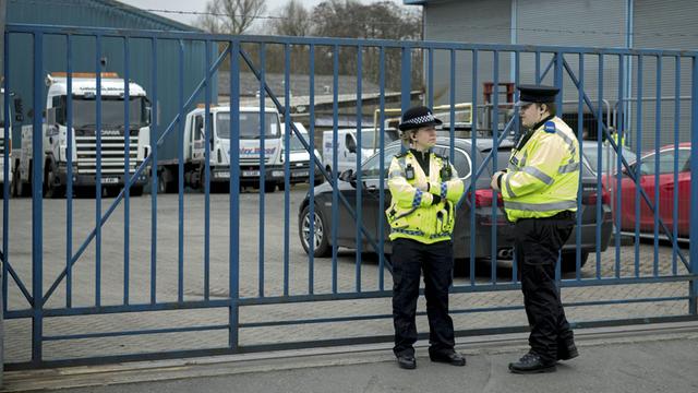 Polizisten stehen vor einem Parkplatz in der Ashley Wood Recovery Garage in Salisbury, wo das Auto des Spions Sergej Skripal geparkt war