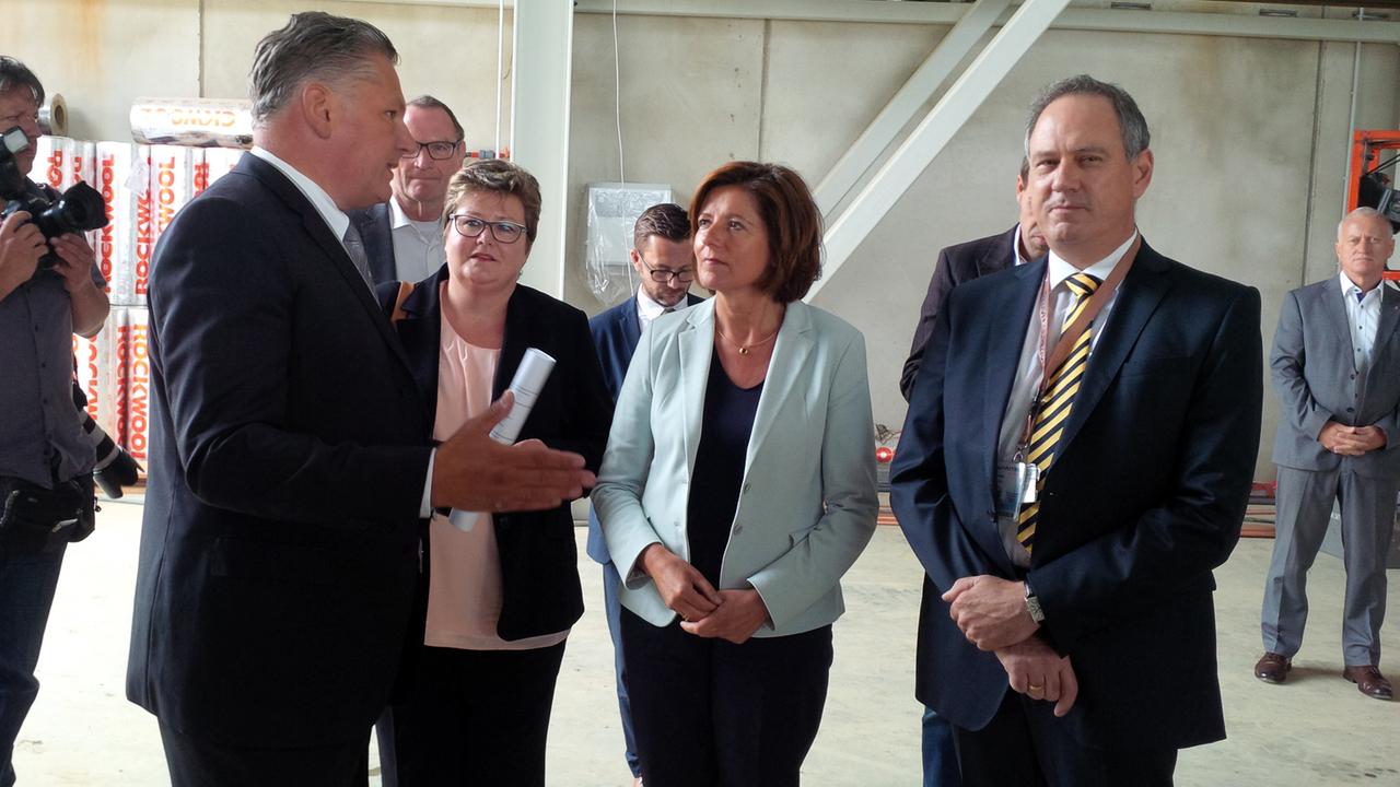 Der Geschäftsführer der Flugzeugwartungsfirma Haitec, Frank Rott (l.), Ministerpräsidentin Malu Dreyer (M.) und Finanzchef Gereon Arens im Gespräch in der neuen Haitec-Wartungshalle Der Geschäftsführer der Flugzeugwartungsfirma Haitec, Frank Rott (l.), Ministerpräsidentin Malu Dreyer (M.) und Finanzchef Gereon Arens im Gespräch in der neuen Haitec-Wartungshalle