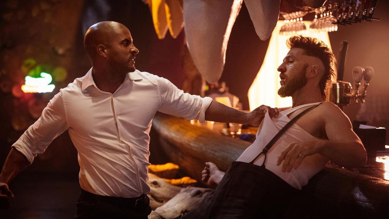 Mad Sweeney (Pablo Schreiber) und Shadow Moon (Ricky Whittle, links) prügeln sich in Jack's Crocodile Bar Mad Sweeney (Pablo Schreiber) und Shadow Moon (Ricky Whittle, links) prügeln sich in Jack's Crocodile Bar