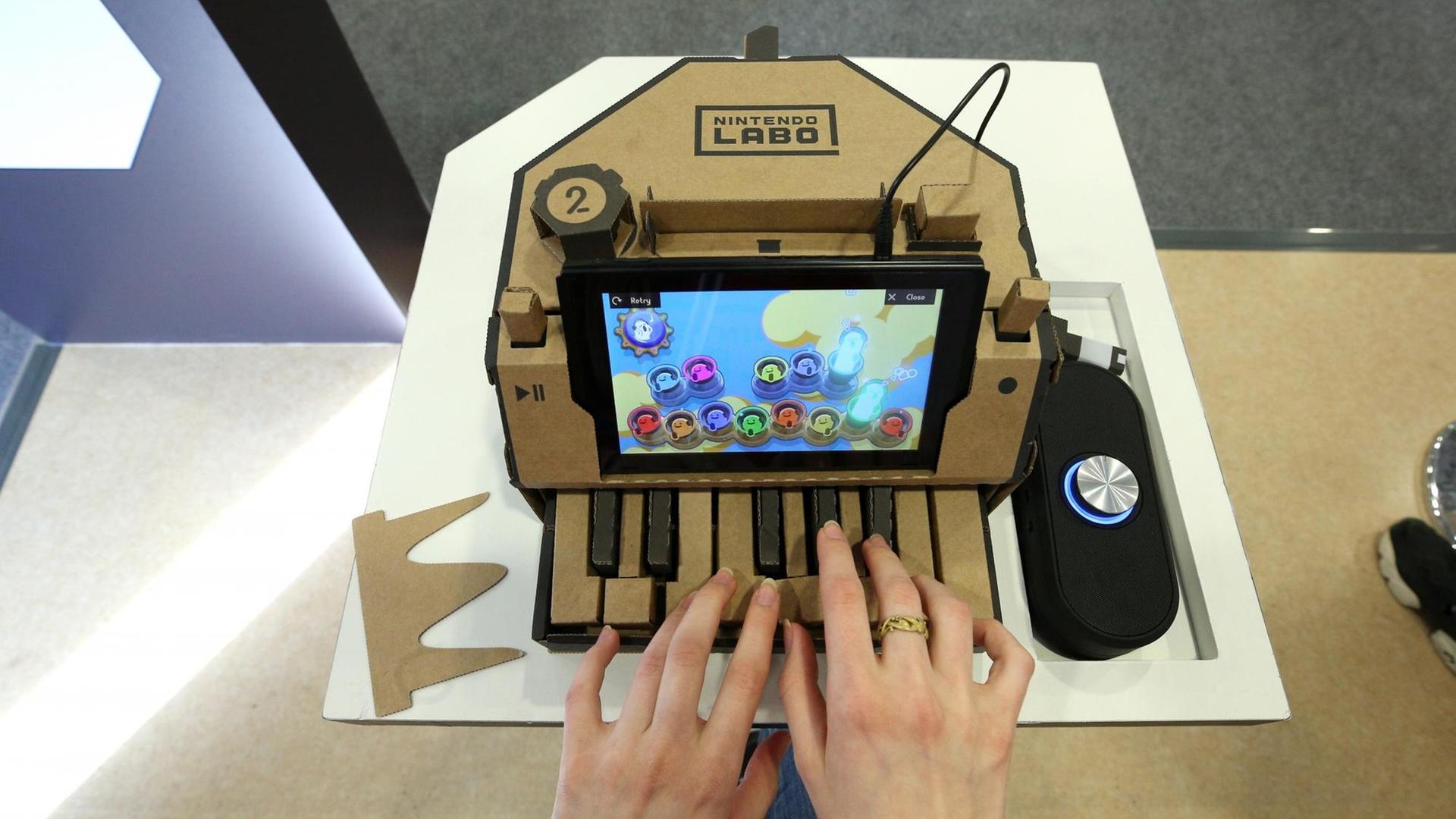 MOSCOW, RUSSIA - APRIL 29, 2018: A girl plays Nintendo's cardboard piano at the 2018 Hinode Power Japan festival at Pavilion 75 of Moscow's VDNKh Exhibition Center. Mikhail Tereshchenko/TASS Foto: Mikhail Tereshchenko/TASS/dpa | MOSCOW, RUSSIA - APRIL 29, 2018: A girl plays Nintendo's cardboard piano at the 2018 Hinode Power Japan festival at Pavilion 75 of Moscow's VDNKh Exhibition Center. Mikhail Tereshchenko/TASS Foto: Mikhail Tereshchenko/TASS/dpa |