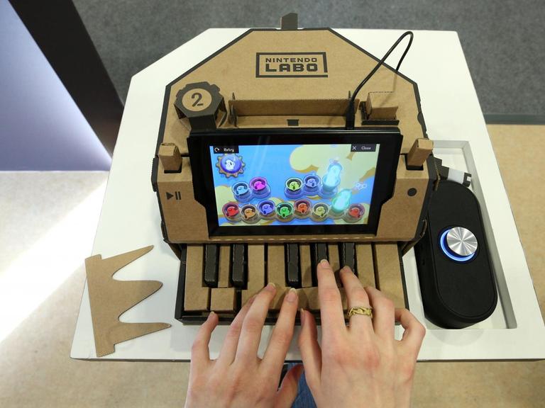 MOSCOW, RUSSIA - APRIL 29, 2018: A girl plays Nintendo's cardboard piano at the 2018 Hinode Power Japan festival at Pavilion 75 of Moscow's VDNKh Exhibition Center. Mikhail Tereshchenko/TASS Foto: Mikhail Tereshchenko/TASS/dpa |