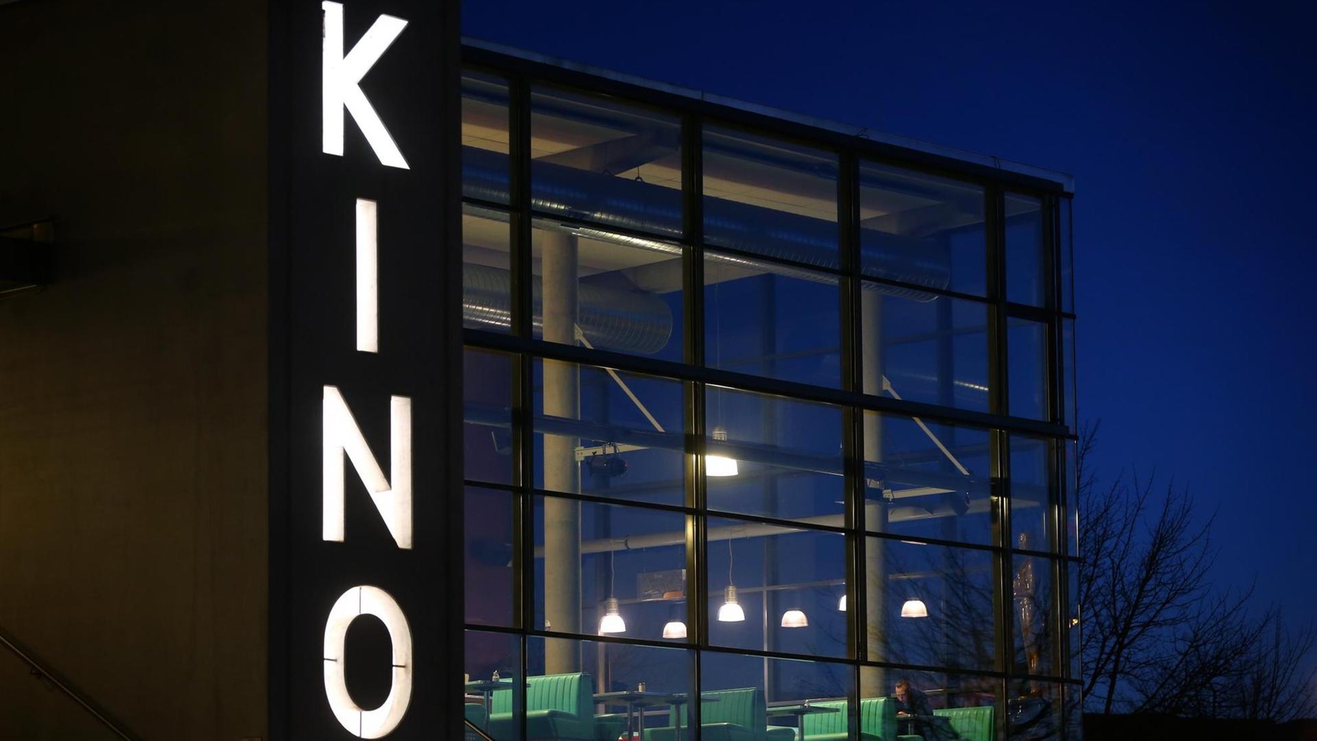 Blick in ein Kino mit leeren Sitzreihen. Blick in ein Kino mit leeren Sitzreihen.