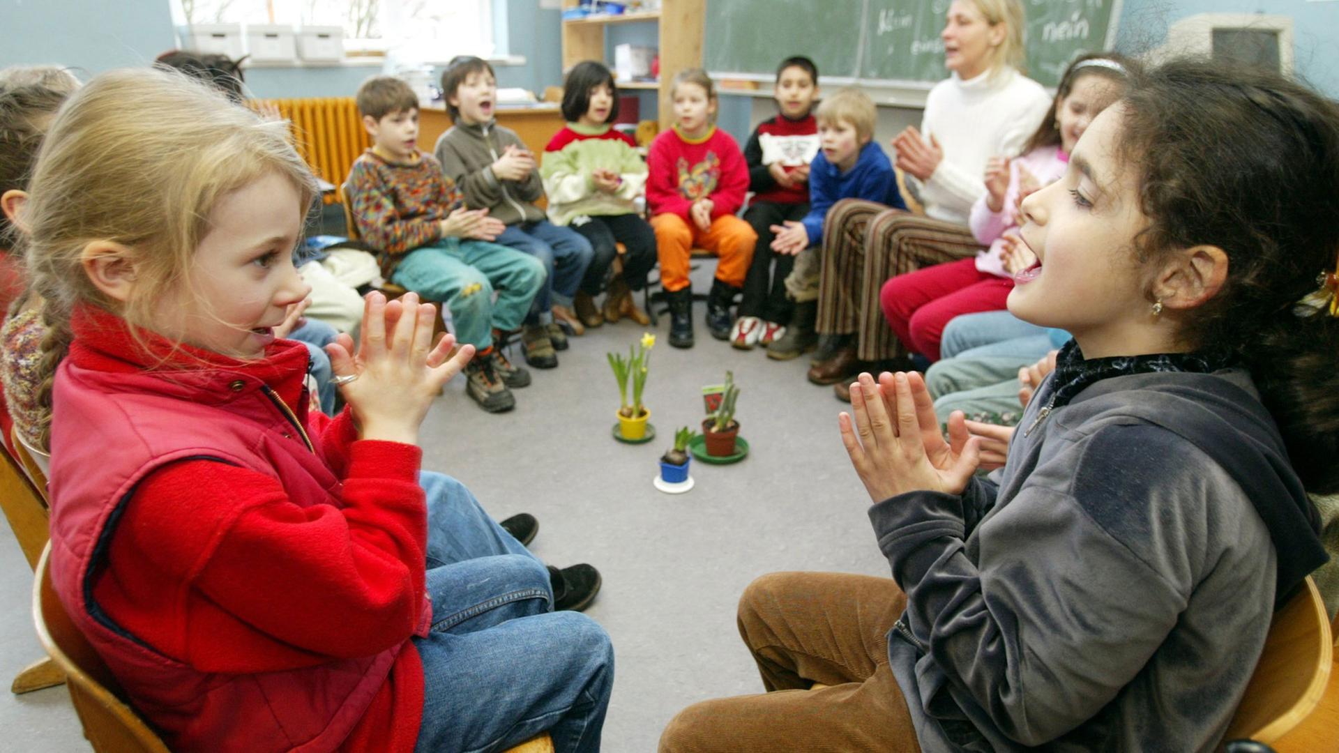 Türkisch singen diese deutschen und türkischen Kinder in einer Klasse. Türkisch singen diese deutschen und türkischen Kinder in einer Klasse.