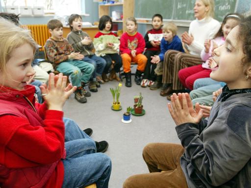 Türkisch singen diese deutschen und türkischen Kinder in einer Klasse.