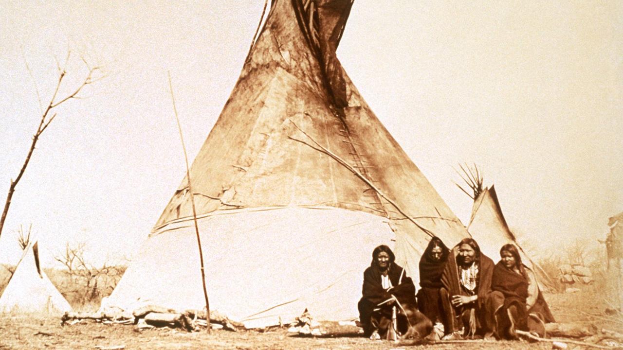 Historische Aufnahme von nordamerikanischen Kiowa-Indianern vor ihrem Tipi. (undatiert)