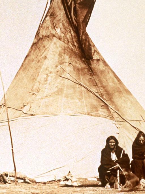 Historische Aufnahme von nordamerikanischen Kiowa-Indianern vor ihrem Tipi. (undatiert)
