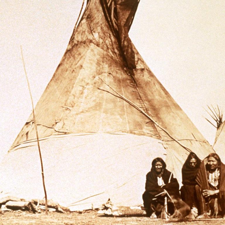 Historische Aufnahme von nordamerikanischen Kiowa-Indianern vor ihrem Tipi. (undatiert)