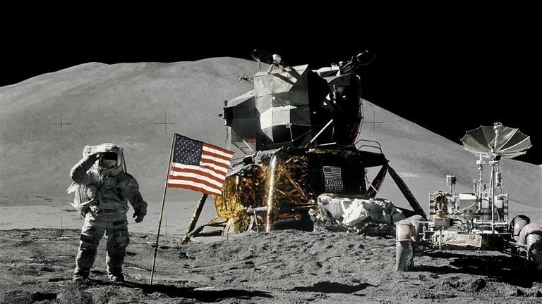 Fähre, Flagge, Fahrzeug: Bei der Mission von Apollo 15 kam erstmals ein Auto mit auf den Mond Fähre, Flagge, Fahrzeug: Bei der Mission von Apollo 15 kam erstmals ein Auto mit auf den Mond