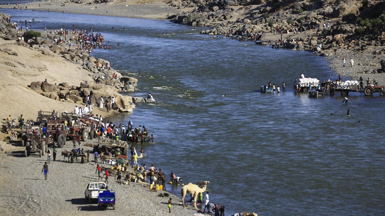 Flüchtlinge, die vor den Kämpfen in der äthiopischen Region Tigray geflohen sind, am Ufer eines Flusses zum Sudan