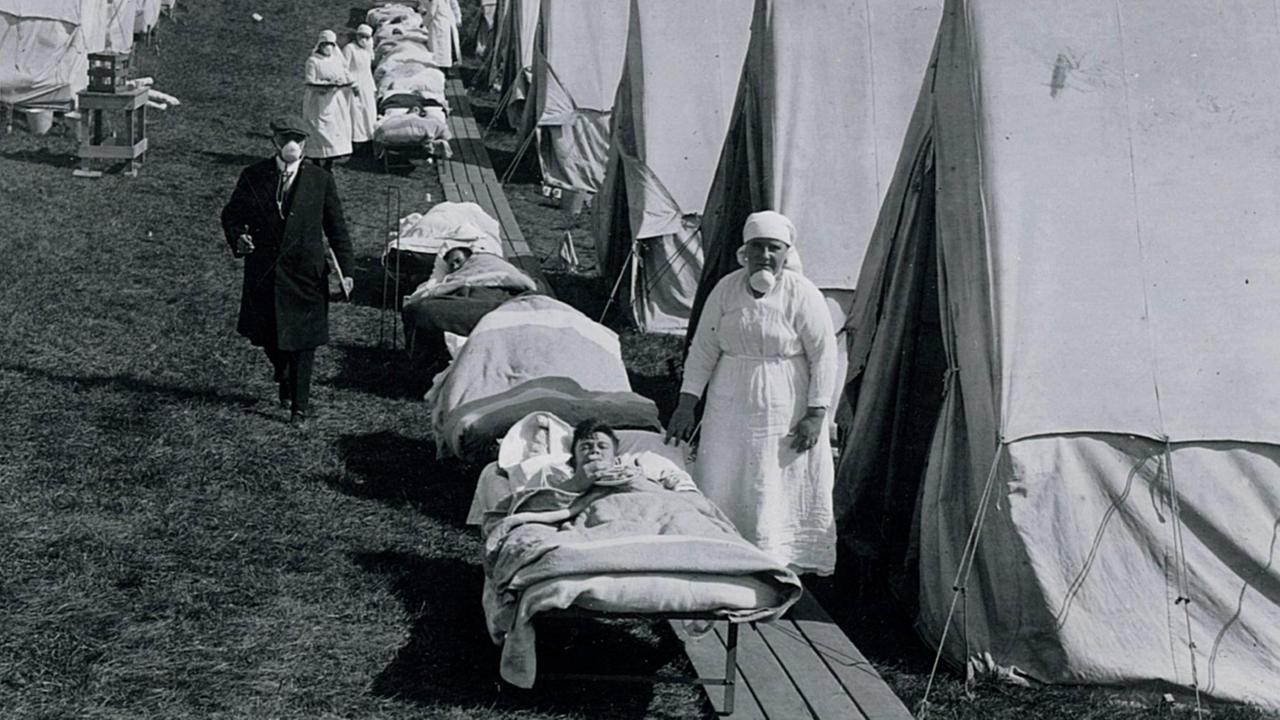 Eine Schwester und mit der Spanischen Grippe Infizierte in einem Notlazarett mit Zelten auf einer Grünfläche in Brookline, Massachusetts, USA, aufgenommen im Oktober 1918. Eine Schwester und mit der Spanischen Grippe Infizierte in einem Notlazarett mit Zelten auf einer Grünfläche in Brookline, Massachusetts, USA, aufgenommen im Oktober 1918.