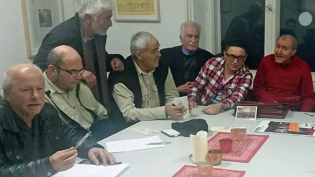 Treffen des Vereins Aufbruch Neukölln e.V.: Kazim Erdogan, hier im roten Polluver, ist Vereinsvorsitzender und Gruppenleiter. Treffen des Vereins Aufbruch Neukölln e.V.: Kazim Erdogan, hier im roten Polluver, ist Vereinsvorsitzender und Gruppenleiter.