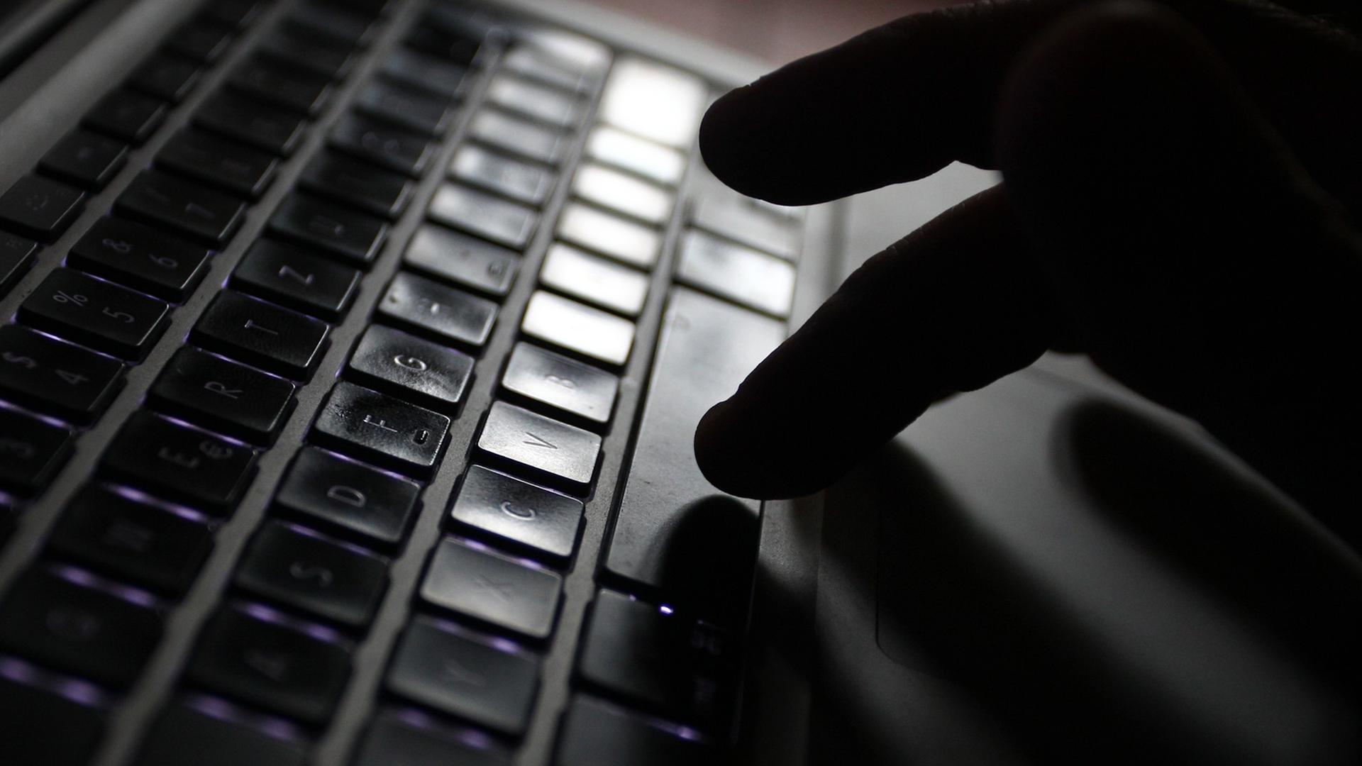 Finger tippen auf einer Tastatur Finger tippen auf einer Tastatur