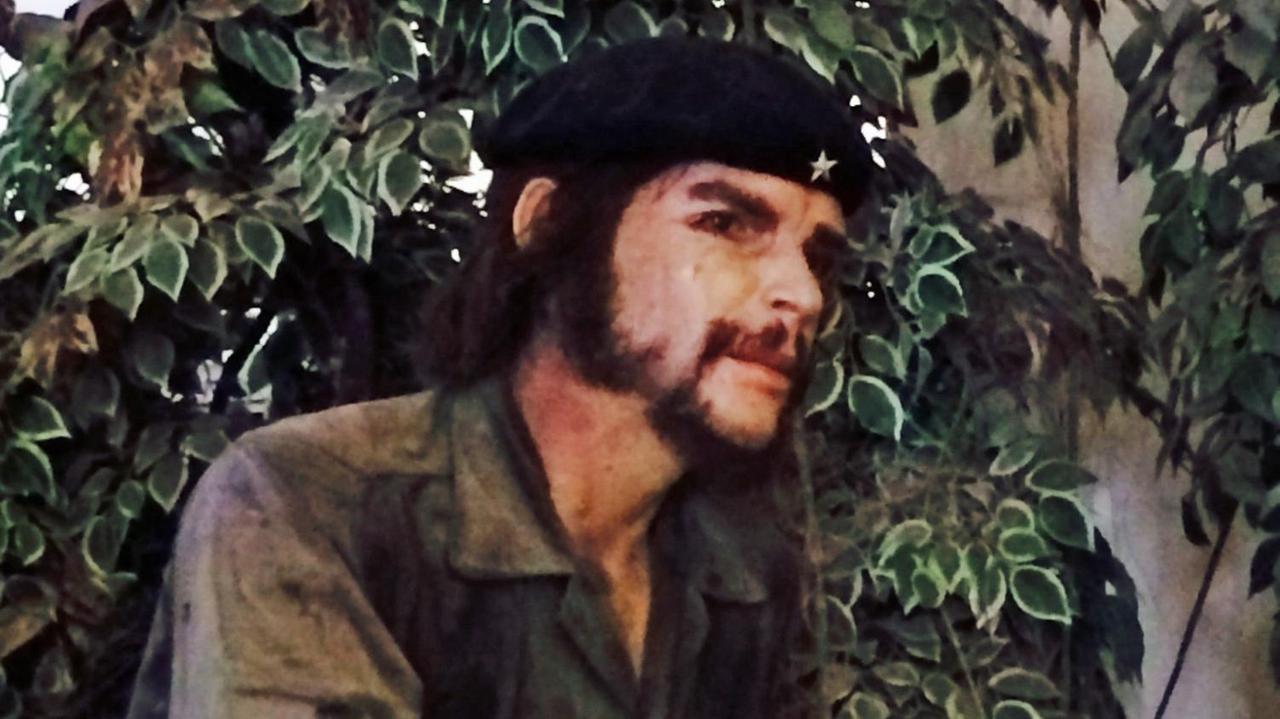 Vor dem Revolutionsmuseum im kubanischen Havanna steht eine Figur von Ché Guevara im Gebüsch.
