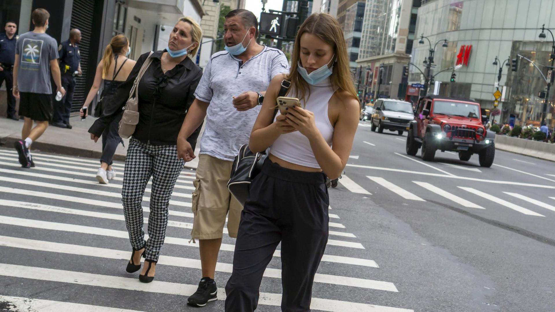 Fußgänger mit Maske während der Corona-Pandemie in New York Fußgänger mit Maske während der Corona-Pandemie in New York