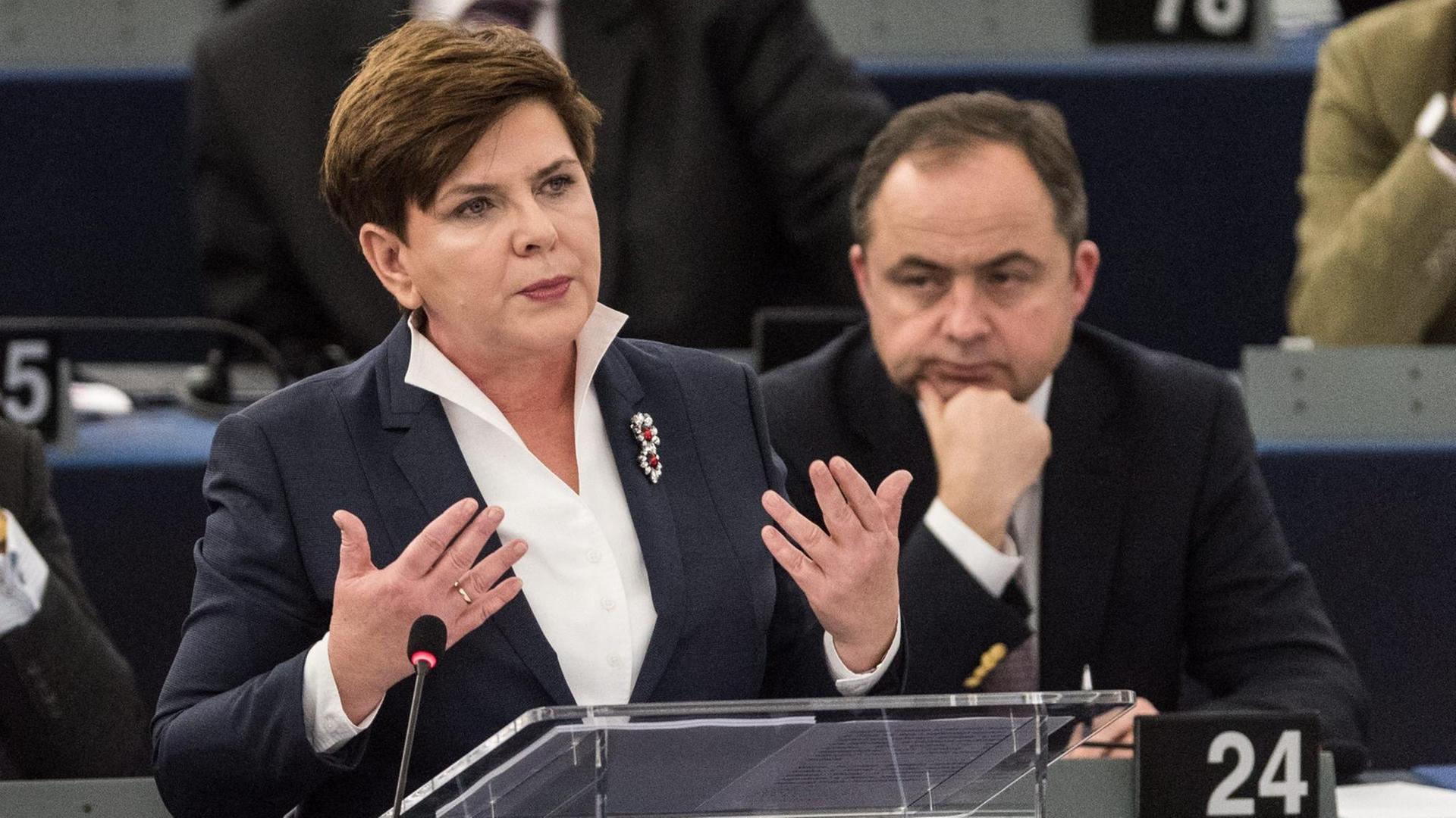 Die polnische Regierungschefin Beata Szydlo hält im Europaparlament in Straßburg eine Rede zur Lage in Polen. Die polnische Regierungschefin Beata Szydlo hält im Europaparlament in Straßburg eine Rede zur Lage in Polen.