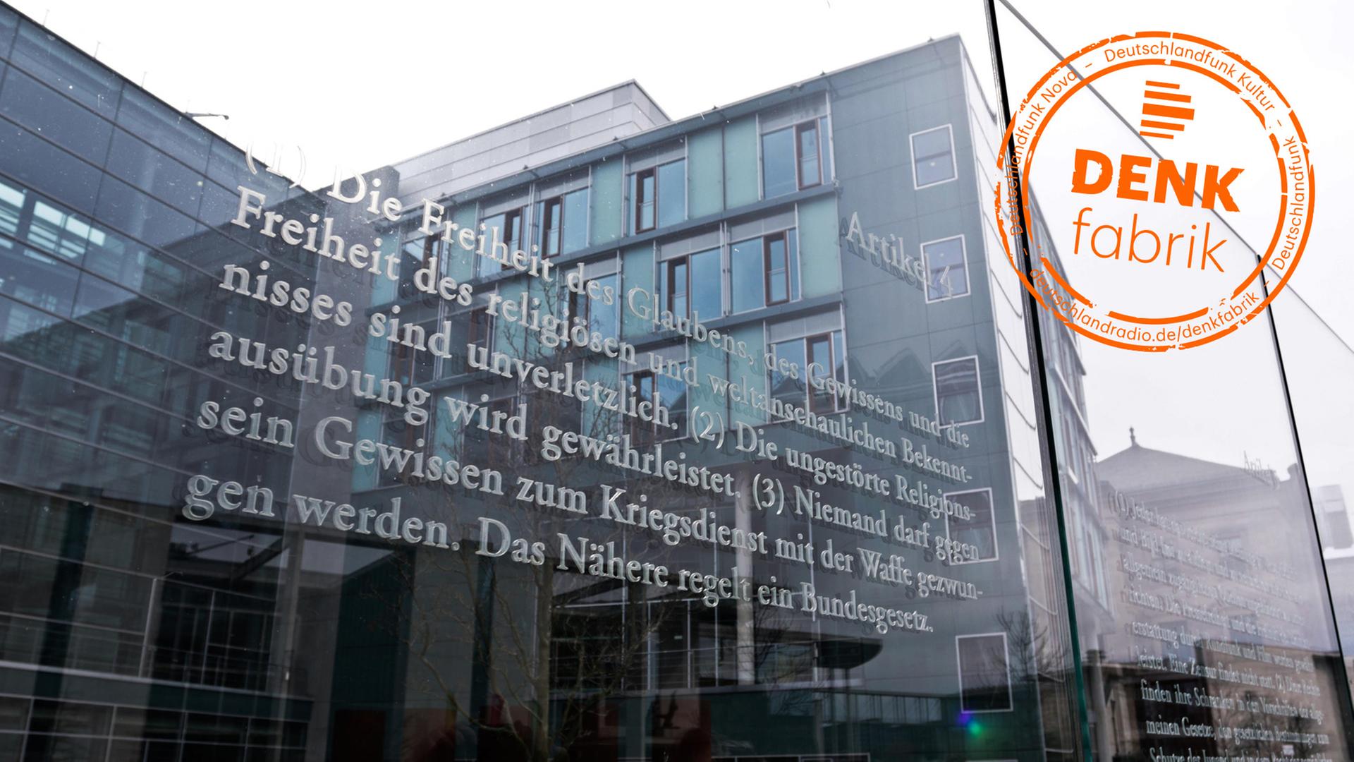 Blick auf die Artikel des Grundgesetzes an Spreepromenade in Berlin.