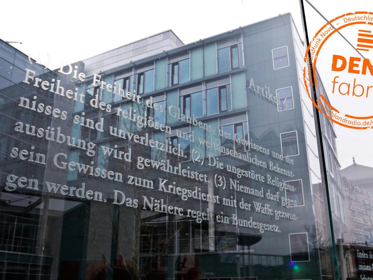 Blick auf die Artikel des Grundgesetzes an Spreepromenade in Berlin.