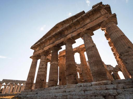 Unesco-Weltkulturerbe sind die griechischen Tempel im archäologischen Park von Paestum.