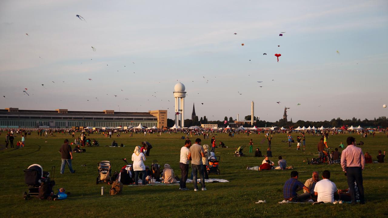 Menschen bevölkern das Tempelhofer Feld, dem größten Park Berlins, auf dem Gelände des ehemaligen Flughafens Tempelhof, in Berlin am 14.09.2013. Menschen bevölkern das Tempelhofer Feld, dem größten Park Berlins, auf dem Gelände des ehemaligen Flughafens Tempelhof, in Berlin am 14.09.2013.