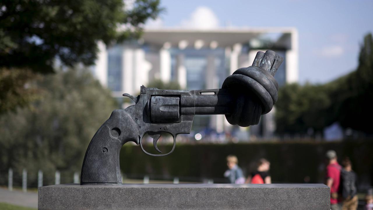 Skulptur "Non Violence" nahe dem Bundeskanzleramt in Berlin Skulptur "Non Violence" nahe dem Bundeskanzleramt in Berlin