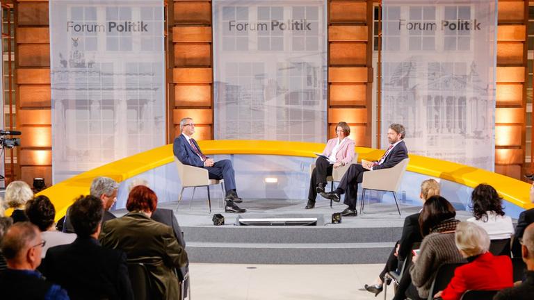Forum Politik: Michaela Kolster und Stephan Detjen im Gespräch mit Andreas Voßkuhle