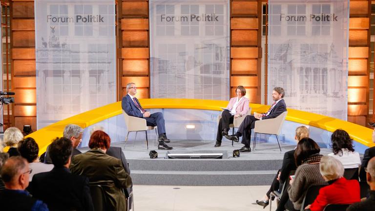Forum Politik: Michaela Kolster und Stephan Detjen im Gespräch mit Andreas Voßkuhle Forum Politik: Michaela Kolster und Stephan Detjen im Gespräch mit Andreas Voßkuhle