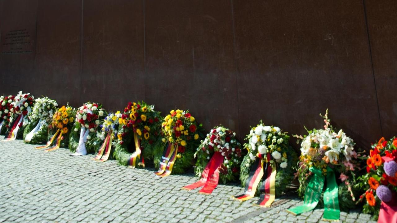 Kränze liegen am 13.08.2016 während einer Gedenkfeier anlässlich des Baus der Berliner Mauer vor 55 Jahren an der Mauergedenkstätte Bernauer Straße in Berlin. Kränze liegen am 13.08.2016 während einer Gedenkfeier anlässlich des Baus der Berliner Mauer vor 55 Jahren an der Mauergedenkstätte Bernauer Straße in Berlin.