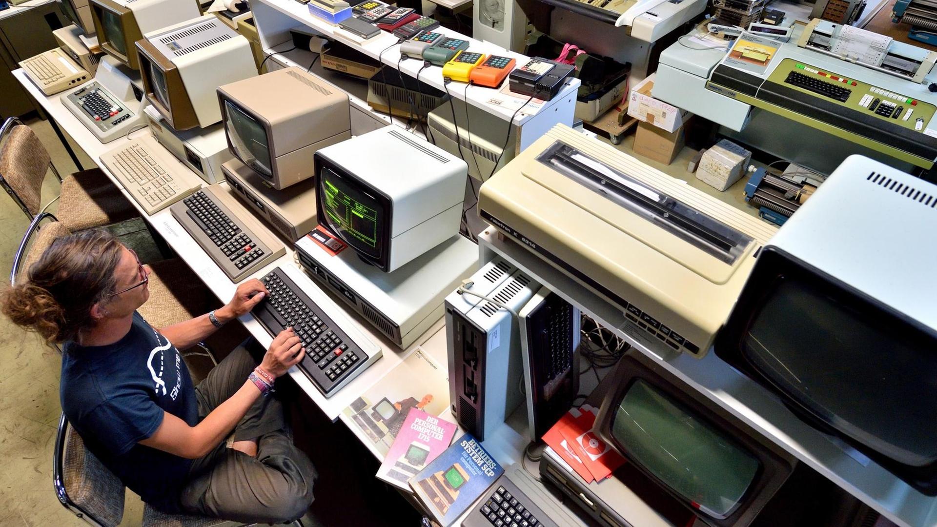 Bürocomputer von Robotron aus dem Büromschinenwerk Sömmerda im Computer- und Technikmuseum in Halle/Saale Bürocomputer von Robotron aus dem Büromschinenwerk Sömmerda im Computer- und Technikmuseum in Halle/Saale
