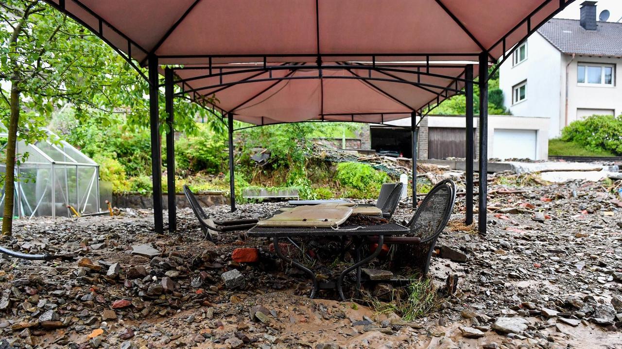 Nach starken Regenfällen in der Nacht zum 14.07.2021 stehen grosse Teile von Hagen unter Wasser. Das Erdgeschoss und die Keller des Martha Müller Seniorenzentrum sind überflutet, das Grundstück ist mit Schutt und Geröll bedeckt. Nach starken Regenfällen in der Nacht zum 14.07.2021 stehen grosse Teile von Hagen unter Wasser. Das Erdgeschoss und die Keller des Martha Müller Seniorenzentrum sind überflutet, das Grundstück ist mit Schutt und Geröll bedeckt.