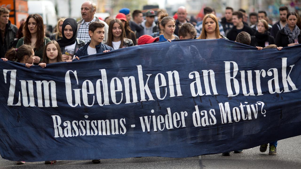 "Zum Gedenken an Burak - Rassismus - wieder das Motiv?" steht am 05.04.2014 in Berlin bei einer Demonstration zum Gedenken an den 22-jährigen Burak Bektas auf einem Transparent.