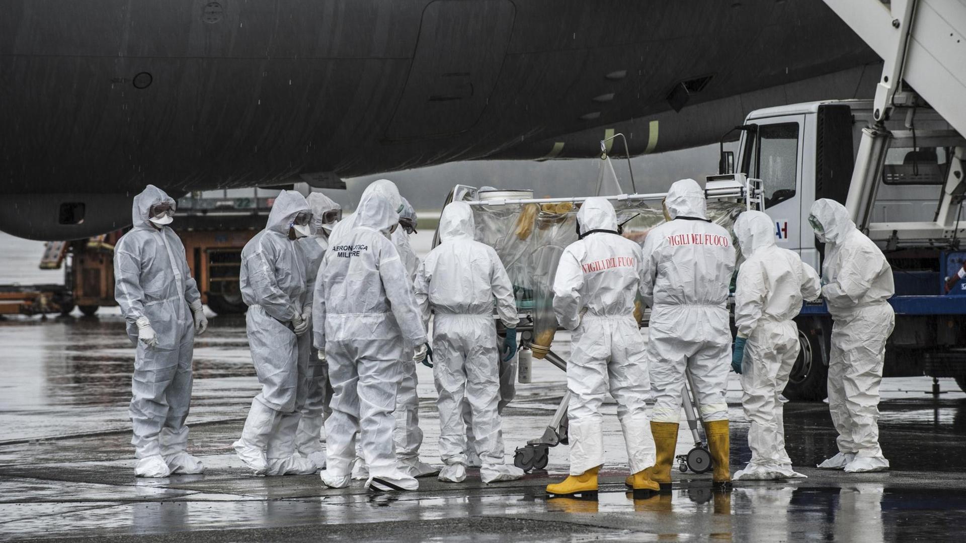 Simulation eines Lufttransports von einem Patienten, der mit dem Coronavirus infiziert ist. Eina Militärübung in Mailand, Italien. Simulation eines Lufttransports von einem Patienten, der mit dem Coronavirus infiziert ist. Eina Militärübung in Mailand, Italien.