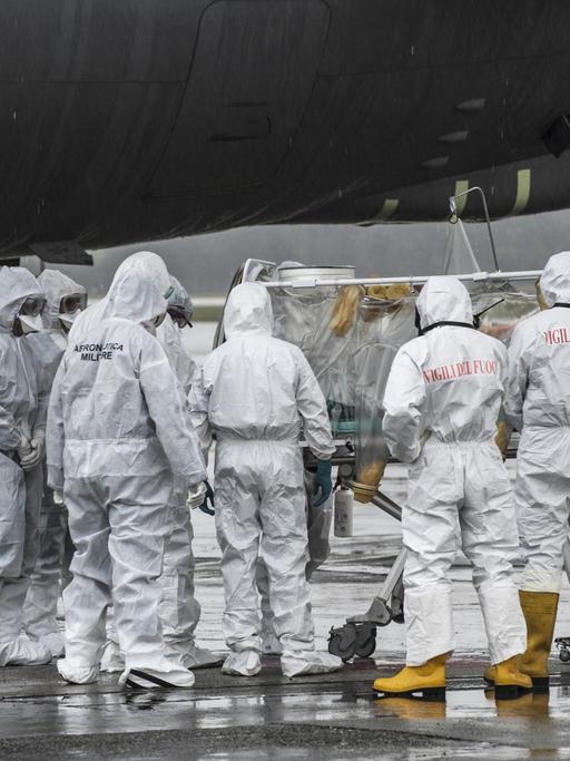 Simulation eines Lufttransports von einem Patienten, der mit dem Coronavirus infiziert ist. Eina Militärübung in Mailand, Italien.