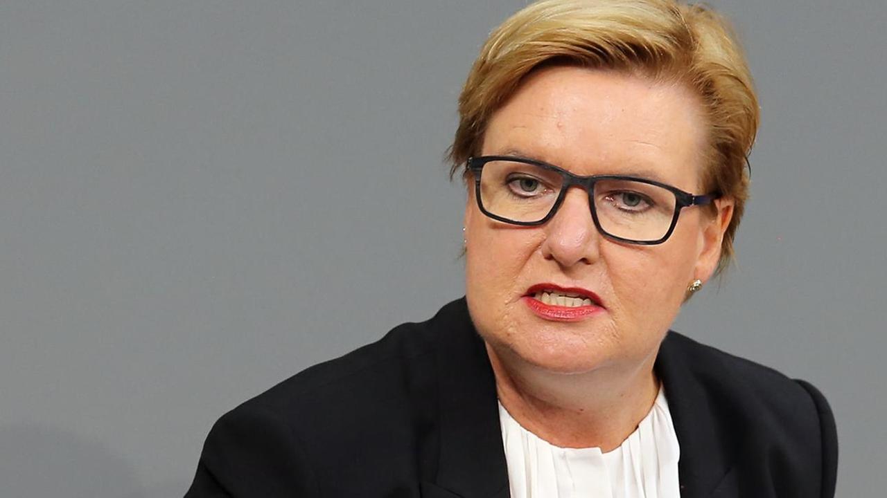 Eva Högl (SPD) spricht am 21.10.2016 im Deutschen Bundestag in Berlin. Eva Högl (SPD) spricht am 21.10.2016 im Deutschen Bundestag in Berlin.