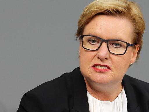 Eva Högl (SPD) spricht am 21.10.2016 im Deutschen Bundestag in Berlin.
