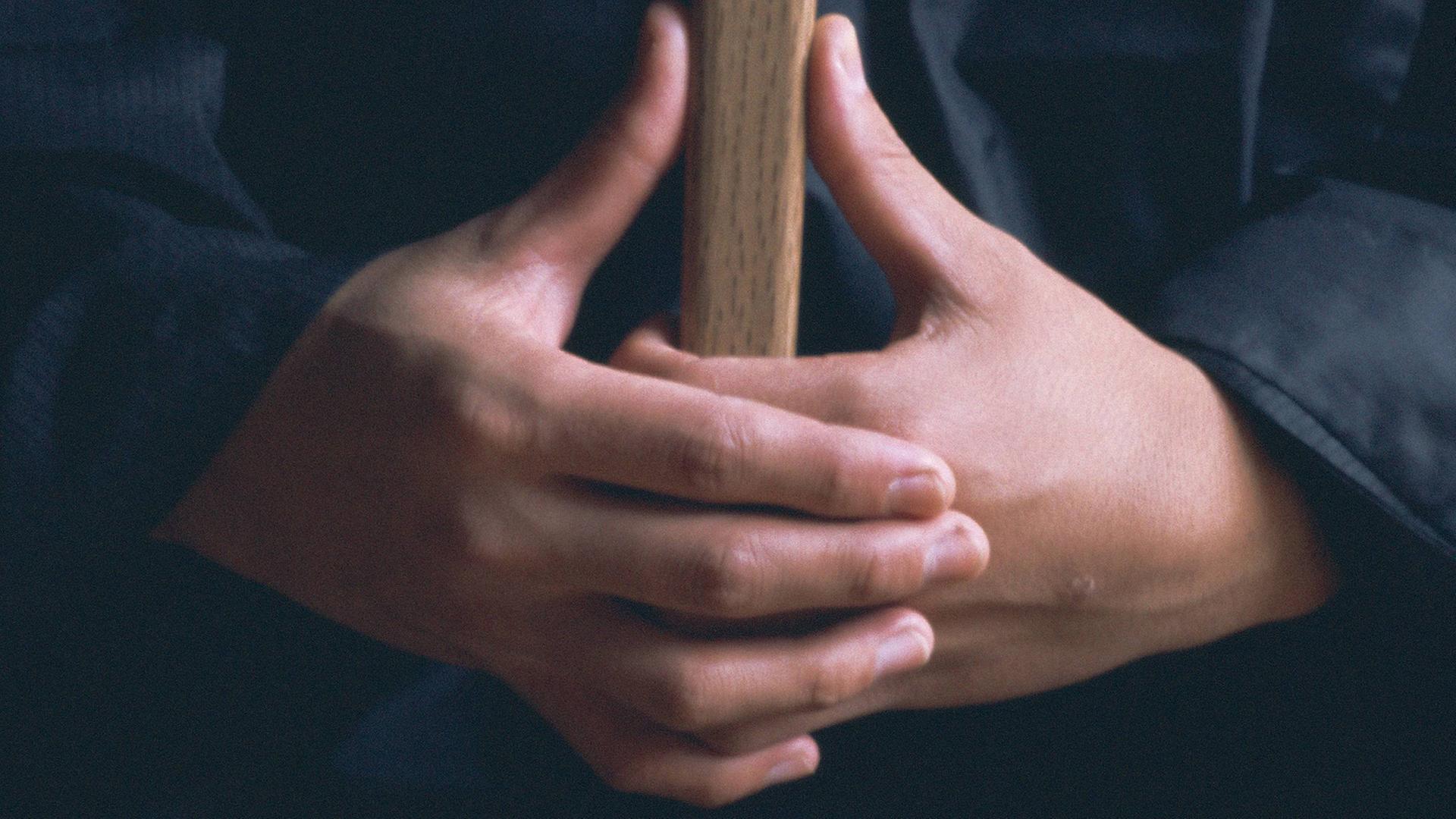 Die Hände eines Mönchs in der Zen-Position "Kyoskku" Die Hände eines Mönchs in der Zen-Position "Kyoskku"