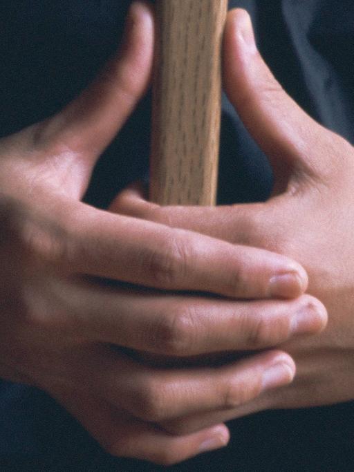 Die Hände eines Mönchs in der Zen-Position "Kyoskku"