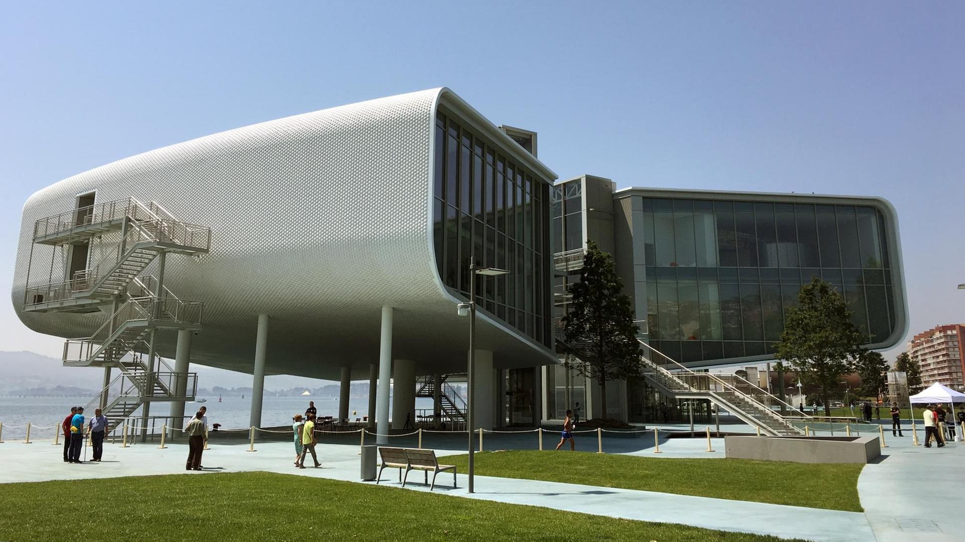 Das jüngste Werk des italienischen Architekten Renzo Piano, das imposante Kunst- und Kulturzentrum «Centro Botin» an der Bucht von Santander (Spanien), aufgenommen am 22.06.2017. Das jüngste Werk des italienischen Architekten Renzo Piano, das imposante Kunst- und Kulturzentrum «Centro Botin» an der Bucht von Santander (Spanien), aufgenommen am 22.06.2017.