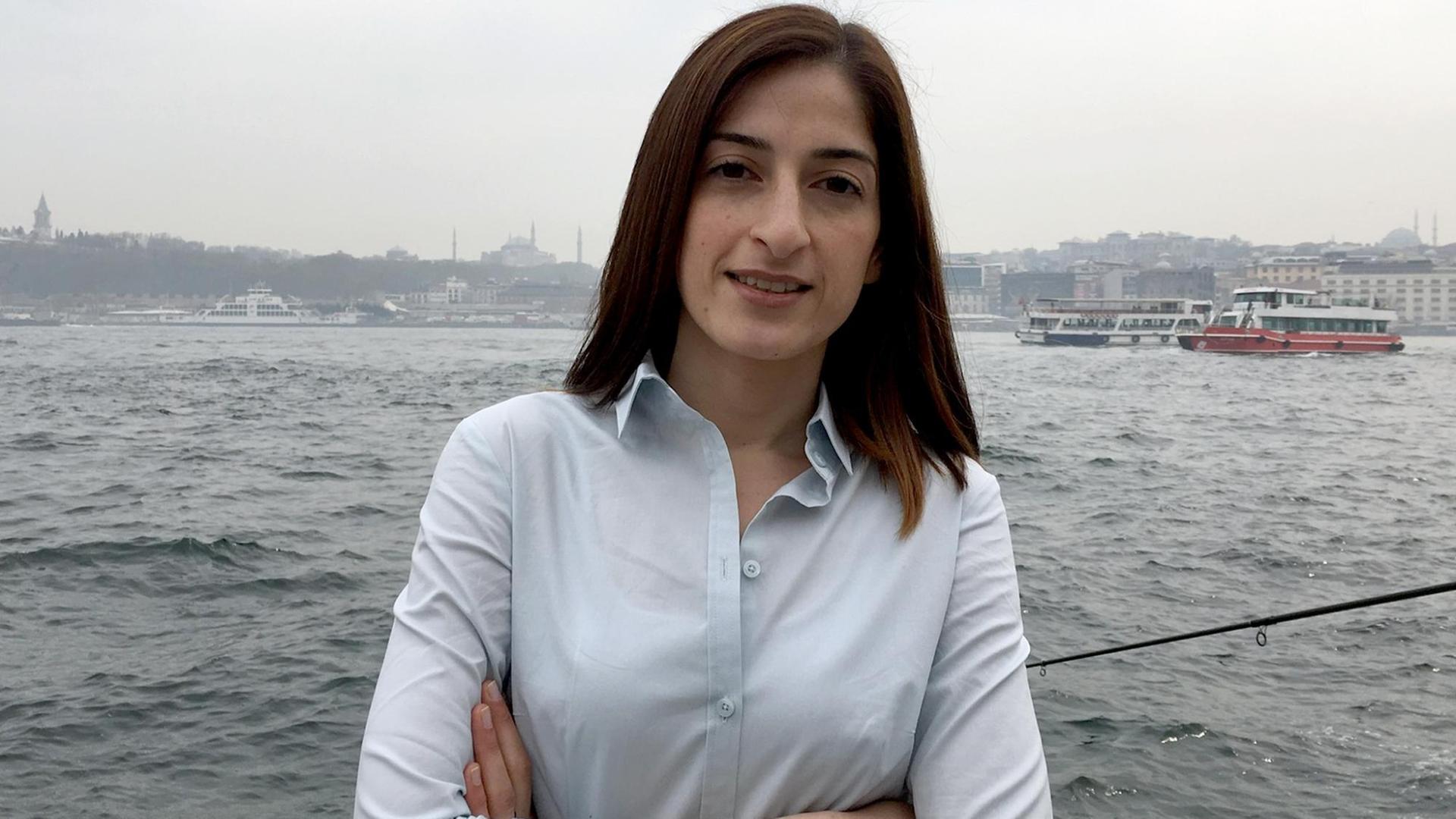 Die ehemals in der Türkei inhaftierte Deutsche Mesale Tolu steht an der Anlegestelle in Karaköy, Istanbul. Die ehemals in der Türkei inhaftierte Deutsche Mesale Tolu steht an der Anlegestelle in Karaköy, Istanbul.