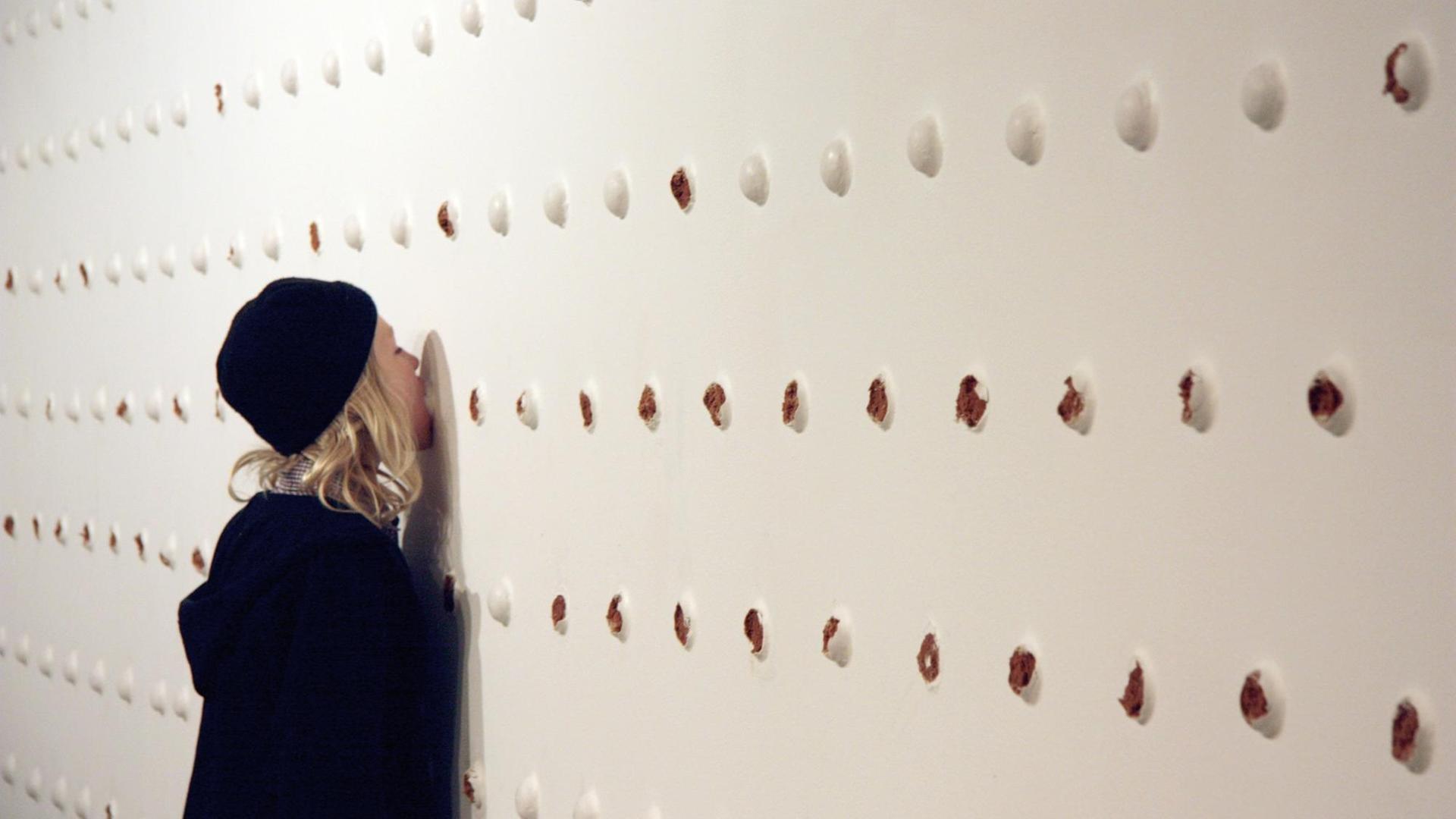 Installationsaufnahme der interaktiven Arbeit "Goosebump" von Elizabeth Willing (2011 – fortlaufend), Pfeffernüsse und Zuckerguss, variable Masse Installationsaufnahme der interaktiven Arbeit "Goosebump" von Elizabeth Willing (2011 – fortlaufend), Pfeffernüsse und Zuckerguss, variable Masse