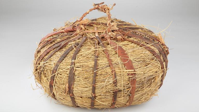 Ein Graskorb des Volkes der Khwe, den der Afrikanist Oswin Köhler aus Namibia nach Frankfurt am Main gebracht hat und der nun Teil des Oswin-Köhler-Archivs ist. Ein Graskorb des Volkes der Khwe, den der Afrikanist Oswin Köhler aus Namibia nach Frankfurt am Main gebracht hat und der nun Teil des Oswin-Köhler-Archivs ist.