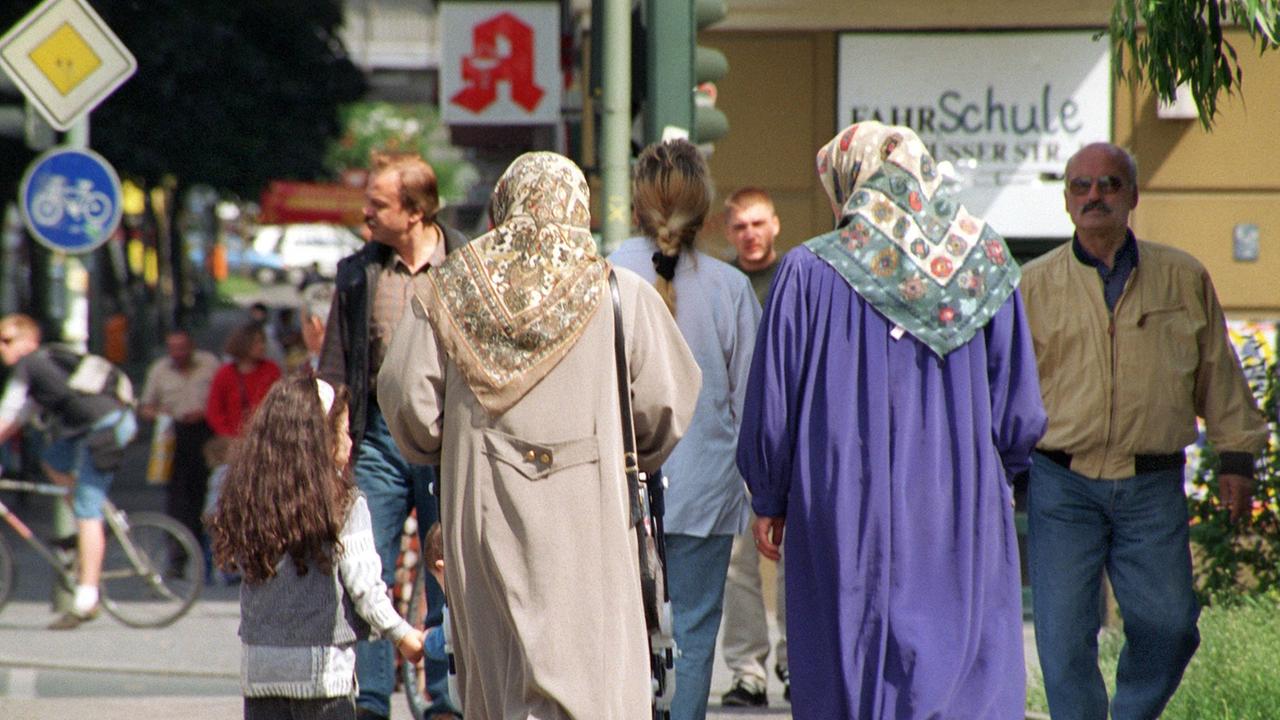 Fußgänger gehen durch Berlin-Kreuzberg Fußgänger gehen durch Berlin-Kreuzberg