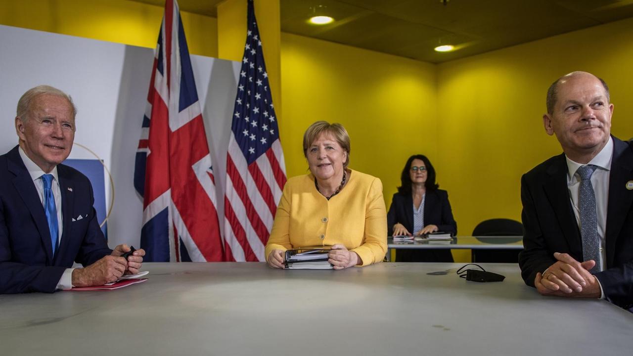 Joe Biden, Präsident der USA, Angela Merkel (CDU), geschäftsführende Bundeskanzlerin, und Olaf Scholz (SPD), Bundesfinanzminister und Kanzlerkandidat, nehmen an einem gemeinsamen Treffen am Rande des G20-Gipfels in Rom teil. Joe Biden, Präsident der USA, Angela Merkel (CDU), geschäftsführende Bundeskanzlerin, und Olaf Scholz (SPD), Bundesfinanzminister und Kanzlerkandidat, nehmen an einem gemeinsamen Treffen am Rande des G20-Gipfels in Rom teil.