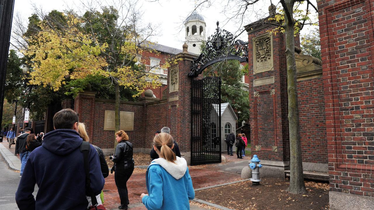 Studenten vor einem Eingang zum Campus der Harvard Universität in Cambridge im Großraum Boston Studenten vor einem Eingang zum Campus der Harvard Universität in Cambridge im Großraum Boston