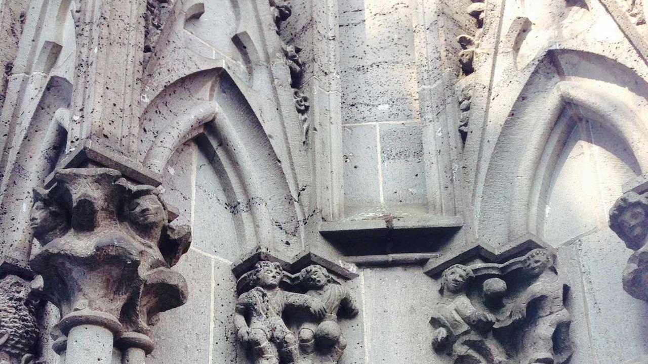 Am Kölner Dom sind Fußballer-Figuren angebracht. Am Kölner Dom sind Fußballer-Figuren angebracht.