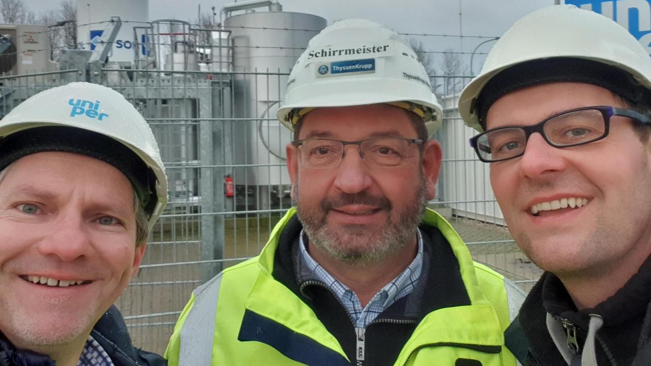 Besuch in Falkenhagen - Ralf Krauter, Frank Schirrmeister, Matthias Schmidt (v.l.n.r.) in bester Stimmung vor der Pilotanlage Besuch in Falkenhagen - Ralf Krauter, Frank Schirrmeister, Matthias Schmidt (v.l.n.r.) in bester Stimmung vor der Pilotanlage